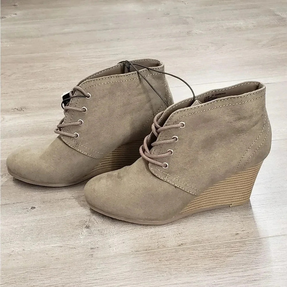 Arizona Jean Co Brown Platform Booties - Picture 2 of 4